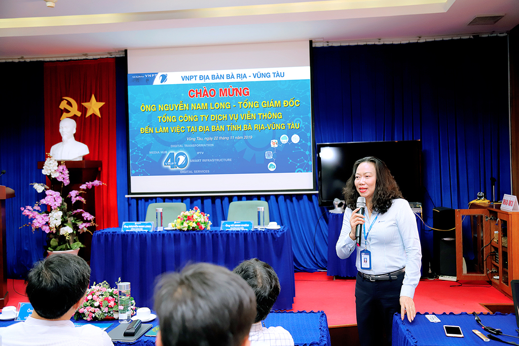 B&agrave; Trần Thị Ng&aacute;t - Gi&aacute;m đốc TTKD b&aacute;o c&aacute;o t&igrave;nh h&igrave;nh SXKD 2019